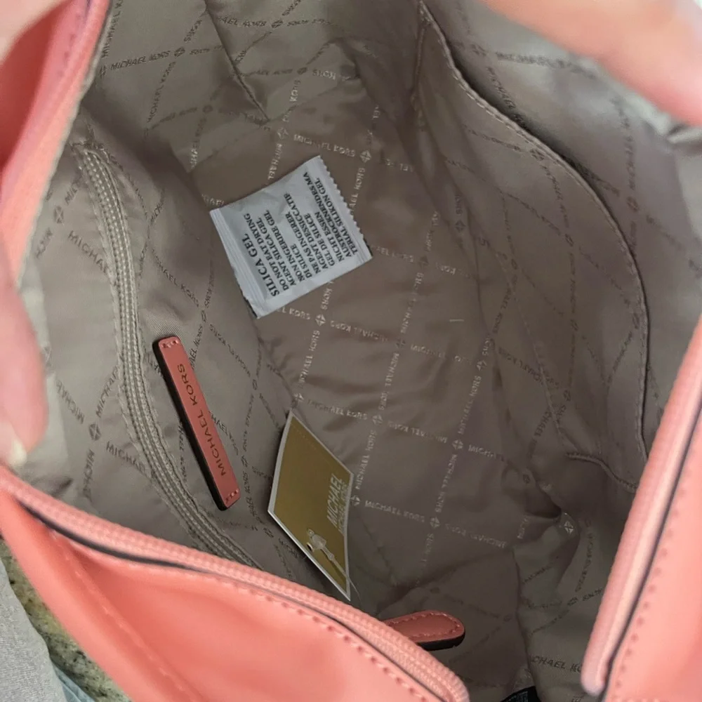 New mk 💗 jet set travel carry all tote - Picture 5 of 9